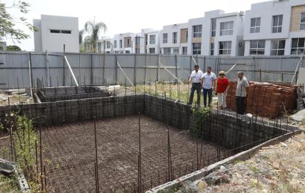 Costa Plaza. Moradores de este conjunto residencial muestran la piscina inconclusa que dejó la constructora. EXPRESO intentó hablar con los responsables de la obra, pero no fue posible.