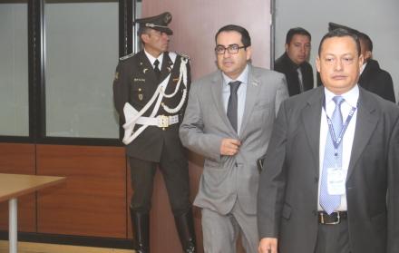 Diligencia. El fiscal Paúl Pérez interrogó ayer al exagente Raúl Chicaiza, que dio su testimonio anticipado.