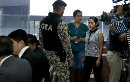 Audiencia. La exagente de Inteligencia Diana Falcón, a su ingreso a la audiencia preparatoria de juicio desarrollada ayer en la Corte Nacional.