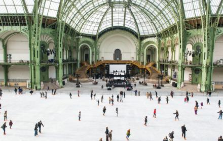 Pista de patinaje en uno de los edificios más icónicos de París