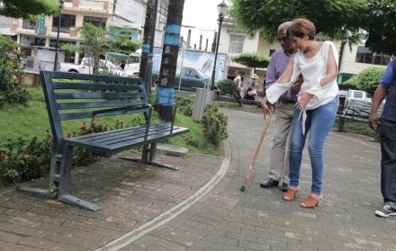 Parque El modelo del adoquín indica que la persona está ante una banca.