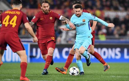 El jugador de la Roma Daniele De Rossi (i) marca a Lionel Messi (d), del Barcelona.