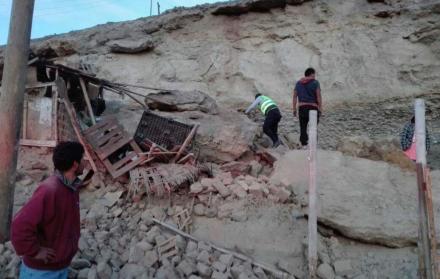 Al menos 2 muertos y 65 heridos tras sismo.