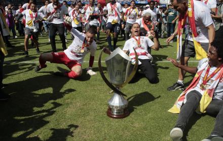 Tradición. Los jugadores de Liga de Quito celebraron el título de campeones nacionales con el piscinazo en el arco sur del estadio Rodrigo Paz Delgado.