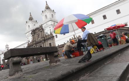 La estación de San Francisco está ubicada bajo la plaza del mismo nombre, en el casco monumental de la urbe, declarado Patrimonio Cultural de la Humanidad por la Unesco en 1978.