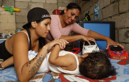 Antes de que Sebastián naciera, Ámbar y Dora empezaron la construcción de su vivienda, ubicada en la vía a Durán, para que su hijo tuviera un hogar seguro donde criarse. Dora es ingeniera en sistemas y auxiliar de enfermería; Ámbar, ama de casa.