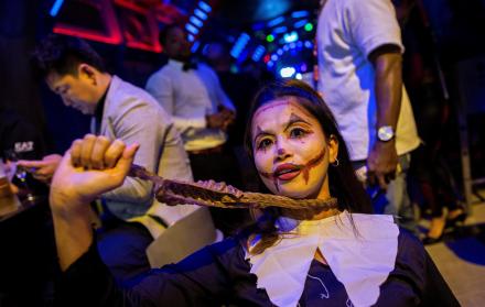 Una mujer disfrazada asiste a unas celebraciones por Halloween en Lan Kwai Fong en Hong Kong, China.