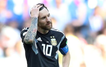 Messi se lamenta tras fallar un penal.
