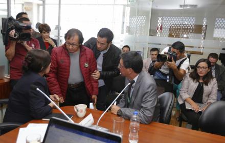 Comparecencia. Ricardo Rivas y Yadira Aguagallo, hermano y pareja de Paúl Rivas, en su intervención ante legisladores de la Comisión de Soberanía.