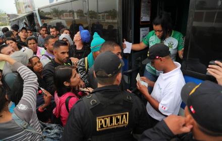Inmigrantes venezolanos presentan sus documentos al subir a un bus que los llevará a Trujillo desde el Centro Binacional de Atención en Frontera (Cebaf) en Tumbes (Perú).