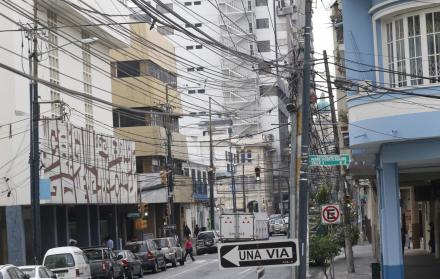 Casco central. En la calle Luis Urdaneta el espacio aéreo aparece bordado de cables. La mayor parte son líneas telefónicas en uso.