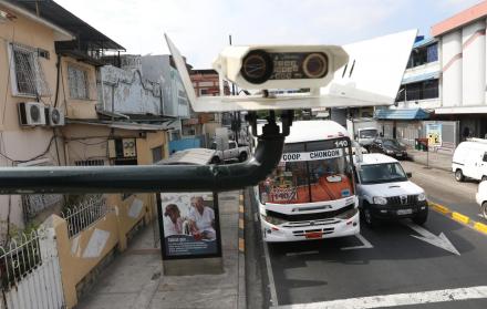 Dispositivo. Con el uso de las cámaras se vigilará que los vehículos particulares no invadan los dos carriles exclusivos de buses en el corredor vial 2.