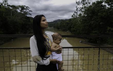 La activista junto a su hijo Tiam (significado infinito).  