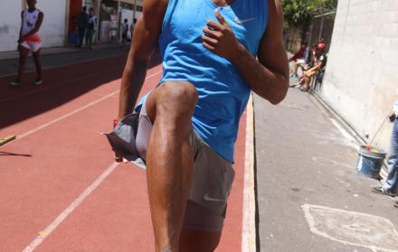 Atleta. Quiñónez entrena en la pista de Los Chasquis, en Quito. Recuperó el nivel que lo llevó a la final en Londres 2012.