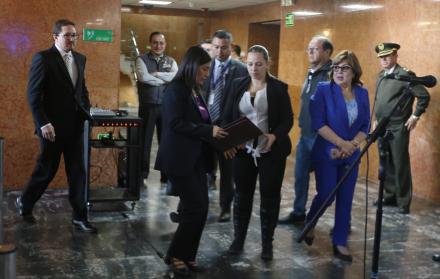 Iniciativa. La secretaria jurídica de la Presidencia, Johanna Pesantez, presentó en la Asamblea un nuevo proyecto para luchar contra la corrupción.