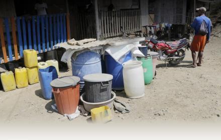 Dotación. En sectores rurales donde no hay redes domiciliarias, el agua llega por tanqueros y los habitantes la recogen en tachos. En la imagen, San Sebastián, un recinto de Daule.
