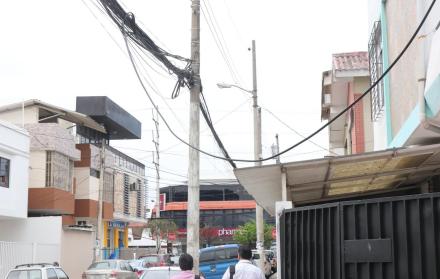 Situación. Un cable sin identificar cuelga, tan bajo, como para tocarlo.