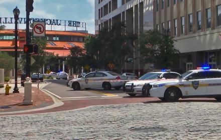 Un tiroteo se registró el domingo en un centro comercial de Jacksonville.