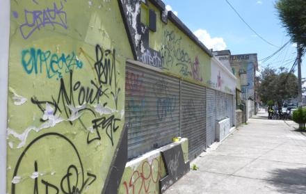 Grafitis en un mapa turístico de Quito.