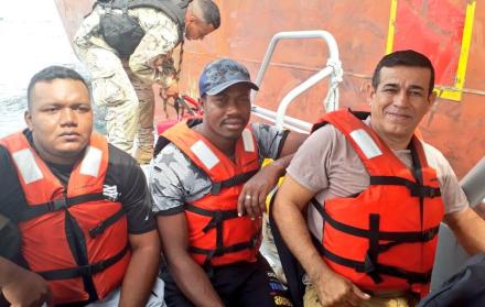 Pescadores fueron rescatados por el Servicio Nacional Aeronaval de Panamá.