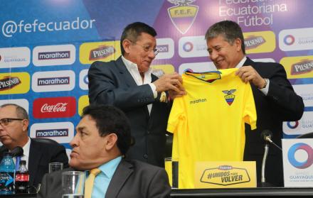 Relación. Villacís y Gómez no se abrazaron públicamente tras la entrega de la camiseta tricolor de la selección nacional.  