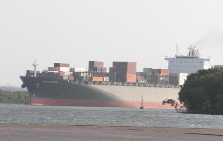 Las condiciones de seguridad bajo las cuales deben ingresar los buques -cada vez más grandes por la profundización del canal- deben ser de su competencia, manifiesta la Armada del Ecuador.