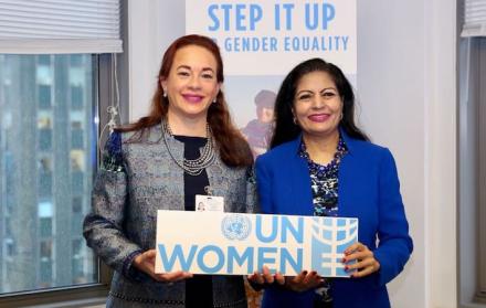 María Fernanda Espinosa junto a la directora ejecutiva adjunta de ONU Mujeres, Lakshmi Puri.