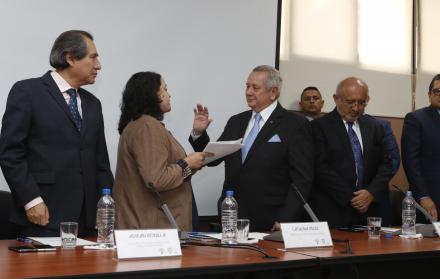 Acto. Roberto Passailaigue es posesionado como presidente de la Comisión Interventora, ante Vélez y Bonilla.