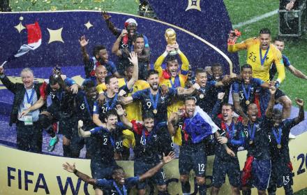 Los jugadores de la selección francesa celebran durante la ceremonia de premiación de la final de la Copa Mundial de la FIFA Rusia 2018.