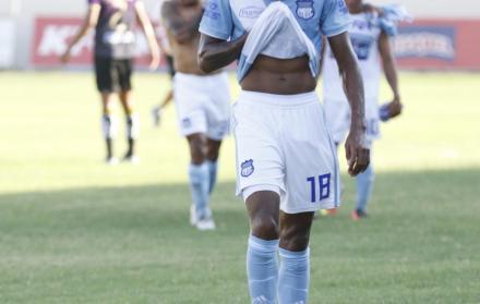 Desazón. Ayrton Preciado (18) salió del campo de juego cabizbajo tras el marcador abultado. La expresión fue acompañada atrás por Fernando Luna (i) y Holguer Matamoros.