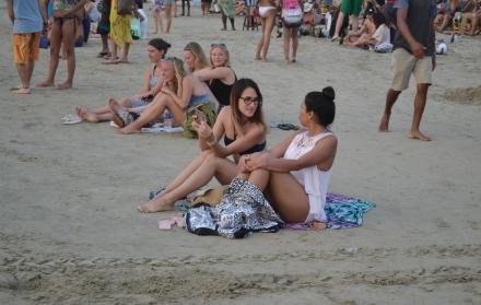 Visitantes. Desde ayer comenzaron a llegar, de a poco, turistas a las playas de Salinas, el sitio más visitado en la provincia de Santa Elena. 