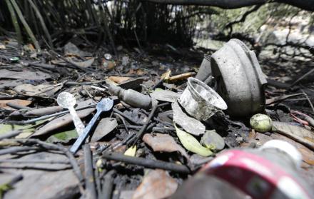 Desechos. Pese a la limpieza que se realiza en el Salado, es común encontrar tarrinas de foam, vasos y cubiertos en las orillas cercanas a ciudadelas.