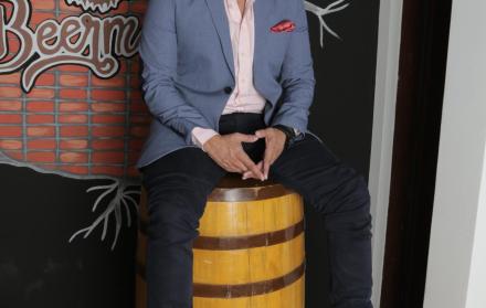 Pipo desempeñó diversos trabajos, desde bodeguero y cocinero hasta profesor de tenis.