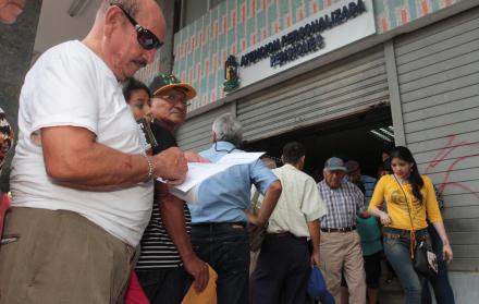 Referencial. En números, el seguro social ya pasa momentos complejos y, aún con el 40 % del Gobierno, su estabilidad corre peligro en menos de 30 años.