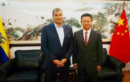 Según un comunicado oficial publicado en la página web de la Embajada de China en Ecuador, el expresidente Rafael Correa se reunió el 19 de enero con Qu Yuan, encargado de negocios de la Embajada, para hablar de “las relaciones bilaterales y asuntos de in