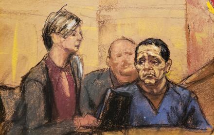 Tirso Martínez-Sánchez se sienta con un intérprete de la corte mientras testifica durante el juicio del acusado narcotraficante mexicano Joaquín “El Chapo” Guzmán en Nueva York.