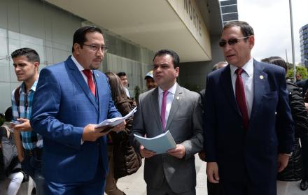 Ayer, en horas de la mañana, los asambleístas por CREO, César Carrión y Esteban Bernal, junto al abogado Hernán Ulloa interpusieron una medida cautelar en la Unidad Judicial Norte de Quito para suspender el concurso de fiscales, cuyas pruebas prácticas se