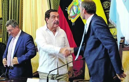 La firma. Jaime Nebot, alcalde de Guayaquil y Dominic Louis de Prins de CGU S.A., celebran el acuerdo.