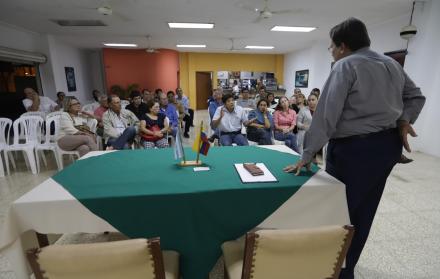 Asistencia. En la mesa principal, las sillas de la policía quedaron desocupadas. Hubo más de 40 vecinos.
