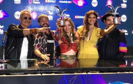 Mirella con su equipo: Eduardo Pérez y Marcel Ferrer junto a la chilena Gabigar.