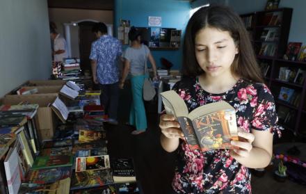 Lectora. Carla Delgado, estudiante, estuvo en la Casa Morada revisando algunas obras que quería adquirir.
