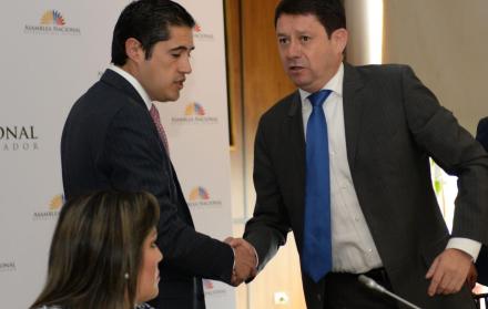 Sesión. El ministro Richard Martínez es recibido por Esteban Albornoz.