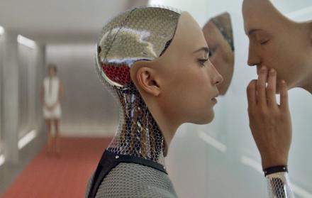 Imagen de la película Ex Machina (2014). Aunque ahora las máquinas nos emparejan, hay expertos que creen que a futuro podrían ganarnos la batalla.