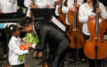Agradecidos. Una pequeña entrega un ramo al director de la orquesta.