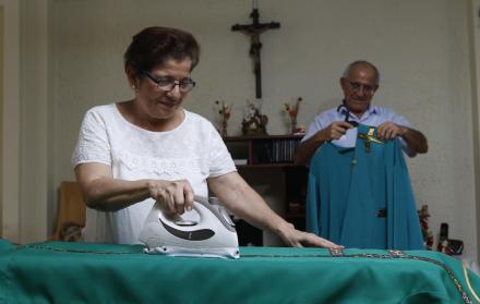 Trabajo. A más de compartir rituales, Mendoza se encarga de mantener limpia la ropa de diácono de su esposo.