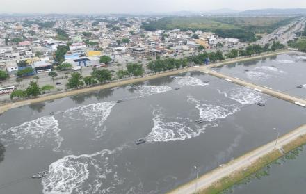 Cercanía. Las lagunas están frente a la quinta etapa de la ciudadela Guayacanes, el sector más afectado.