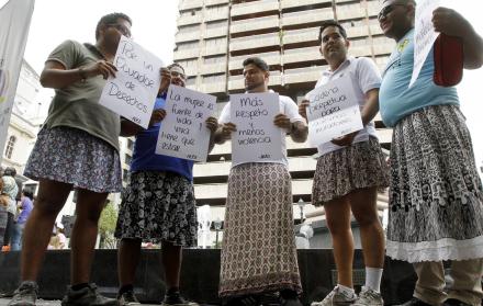 Un grupo de hombres marcharon con carteles por las calles de Guayaquil para exigir justicia frente a la violencia de género.