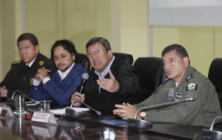 La rueda de preguntas sacó las respuestas que se escatimaron. Bajo la presión constante de los periodistas, el ministro del Interior, César Navas; el comandante general de la Policía, Ramiro Mantilla; y el jefe del Comando Conjunto de las FF. AA., César M