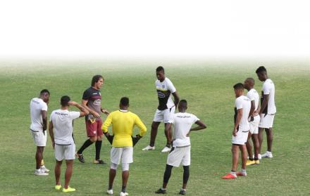 Entrenamiento. Almada habla con sus dirigidos en una práctica de esta semana. Los toreros necesitan los tres puntos contra Emelec.