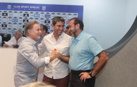 Unidad. El presidente del Club Sport Emelec, Nassib Neme (d) festeja el triunfo con el vicepresidente del club, Edmundo Bejar (c) y el encargado de las divisiones formativas, Marcelo Alvear. El ciclo de esta dirigencia acabará en el 2021.